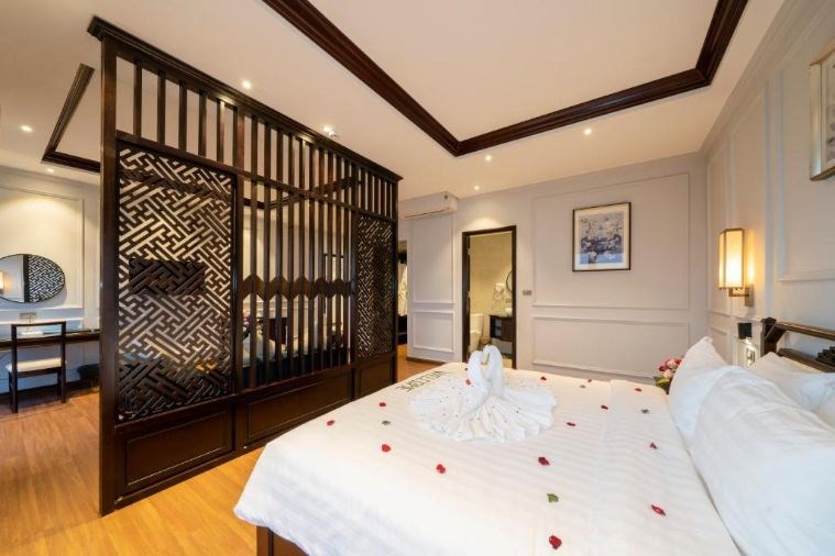 Phòng Royal Honeymoon Suite with balcony